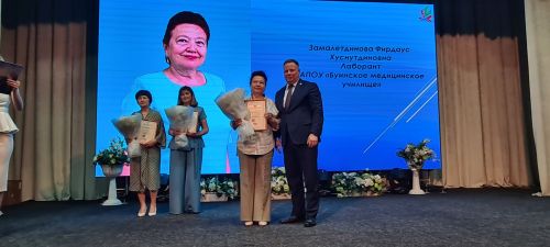 От замминистра — слова благодарности, а от главврача — белые цветы. В Буинске медработников поздравляли с профессиональным праздником (фото)