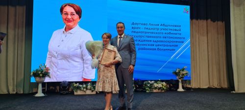 От замминистра — слова благодарности, а от главврача — белые цветы. В Буинске медработников поздравляли с профессиональным праздником (фото)
