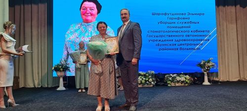 От замминистра — слова благодарности, а от главврача — белые цветы. В Буинске медработников поздравляли с профессиональным праздником (фото)
