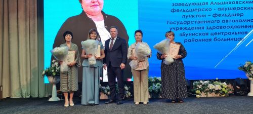 От замминистра — слова благодарности, а от главврача — белые цветы. В Буинске медработников поздравляли с профессиональным праздником (фото)