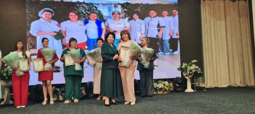 От замминистра — слова благодарности, а от главврача — белые цветы. В Буинске медработников поздравляли с профессиональным праздником (фото)