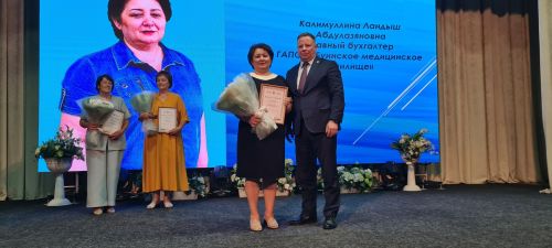 От замминистра — слова благодарности, а от главврача — белые цветы. В Буинске медработников поздравляли с профессиональным праздником (фото)