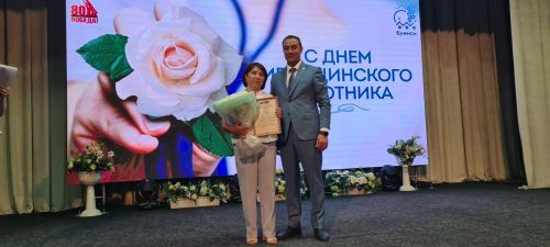 От замминистра — слова благодарности, а от главврача — белые цветы. В Буинске медработников поздравляли с профессиональным праздником (фото)