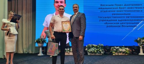 От замминистра — слова благодарности, а от главврача — белые цветы. В Буинске медработников поздравляли с профессиональным праздником (фото)
