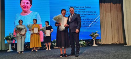 От замминистра — слова благодарности, а от главврача — белые цветы. В Буинске медработников поздравляли с профессиональным праздником (фото)