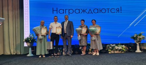 От замминистра — слова благодарности, а от главврача — белые цветы. В Буинске медработников поздравляли с профессиональным праздником (фото)