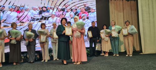 От замминистра — слова благодарности, а от главврача — белые цветы. В Буинске медработников поздравляли с профессиональным праздником (фото)