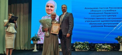 От замминистра — слова благодарности, а от главврача — белые цветы. В Буинске медработников поздравляли с профессиональным праздником (фото)