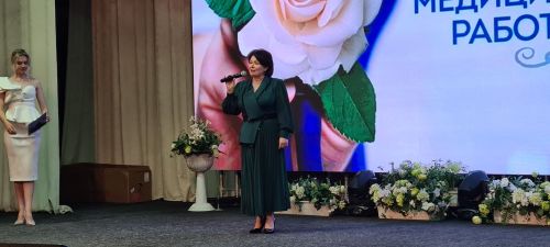 От замминистра — слова благодарности, а от главврача — белые цветы. В Буинске медработников поздравляли с профессиональным праздником (фото)