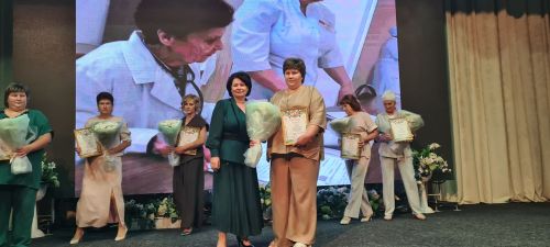 От замминистра — слова благодарности, а от главврача — белые цветы. В Буинске медработников поздравляли с профессиональным праздником (фото)