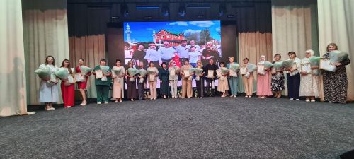 От замминистра — слова благодарности, а от главврача — белые цветы. В Буинске медработников поздравляли с профессиональным праздником (фото)