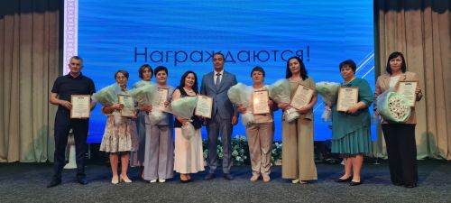 От замминистра — слова благодарности, а от главврача — белые цветы. В Буинске медработников поздравляли с профессиональным праздником (фото)