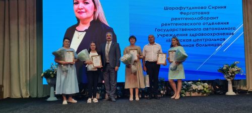 От замминистра — слова благодарности, а от главврача — белые цветы. В Буинске медработников поздравляли с профессиональным праздником (фото)