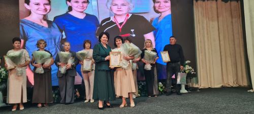 От замминистра — слова благодарности, а от главврача — белые цветы. В Буинске медработников поздравляли с профессиональным праздником (фото)