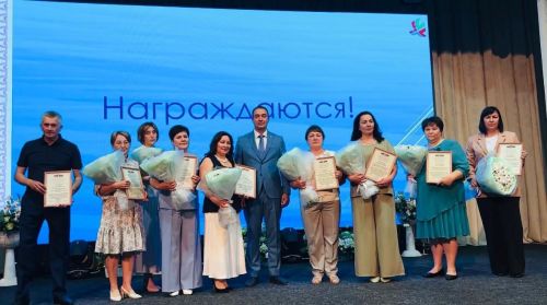 От замминистра — слова благодарности, а от главврача — белые цветы. В Буинске медработников поздравляли с профессиональным праздником (фото)