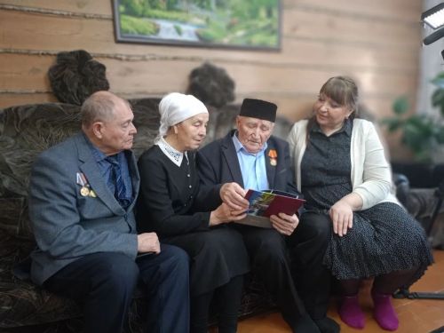 В Буинском районе 90-летний Сахау Рахимов встретил гостей с гармошкой и песнями