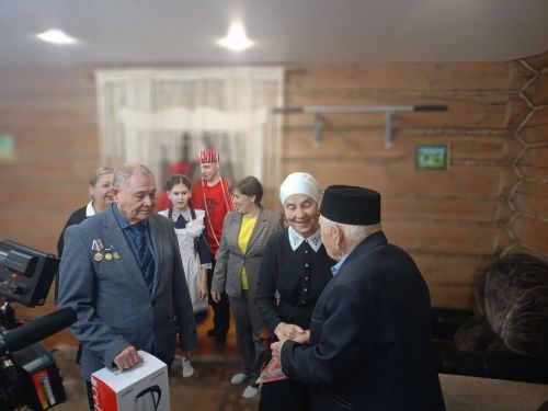 В Буинском районе 90-летний Сахау Рахимов встретил гостей с гармошкой и песнями