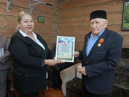 В Буинском районе 90-летний Сахау Рахимов встретил гостей с гармошкой и песнями