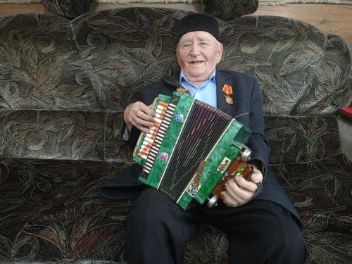 В Буинском районе 90-летний Сахау Рахимов встретил гостей с гармошкой и песнями