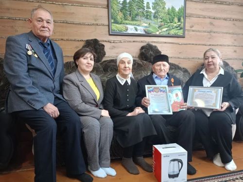 В Буинском районе 90-летний Сахау Рахимов встретил гостей с гармошкой и песнями