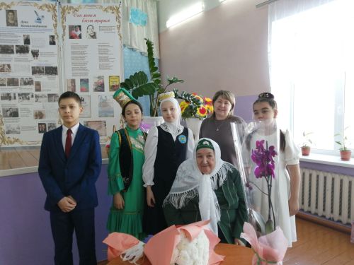 Известная поэтесса Дина Камалетдинова, несмотря на свой 80-летний возраст, с восхищением слушала свои песни и стихи. Сегодня в Старостуденецкой школе Буинского района прошла научная конференция о её творчестве (фоторепортаж)