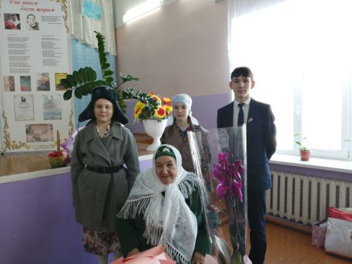Известная поэтесса Дина Камалетдинова, несмотря на свой 80-летний возраст, с восхищением слушала свои песни и стихи. Сегодня в Старостуденецкой школе Буинского района прошла научная конференция о её творчестве (фоторепортаж)