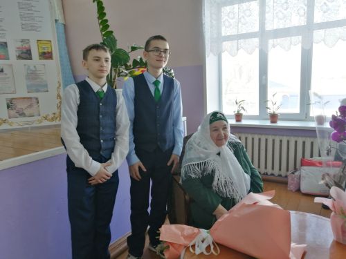 Известная поэтесса Дина Камалетдинова, несмотря на свой 80-летний возраст, с восхищением слушала свои песни и стихи. Сегодня в Старостуденецкой школе Буинского района прошла научная конференция о её творчестве (фоторепортаж)