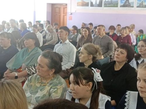 Известная поэтесса Дина Камалетдинова, несмотря на свой 80-летний возраст, с восхищением слушала свои песни и стихи. Сегодня в Старостуденецкой школе Буинского района прошла научная конференция о её творчестве (фоторепортаж)