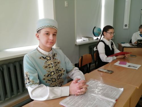 Известная поэтесса Дина Камалетдинова, несмотря на свой 80-летний возраст, с восхищением слушала свои песни и стихи. Сегодня в Старостуденецкой школе Буинского района прошла научная конференция о её творчестве (фоторепортаж)