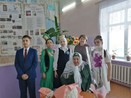 Известная поэтесса Дина Камалетдинова, несмотря на свой 80-летний возраст, с восхищением слушала свои песни и стихи. Сегодня в Старостуденецкой школе Буинского района прошла научная конференция о её творчестве (фоторепортаж)