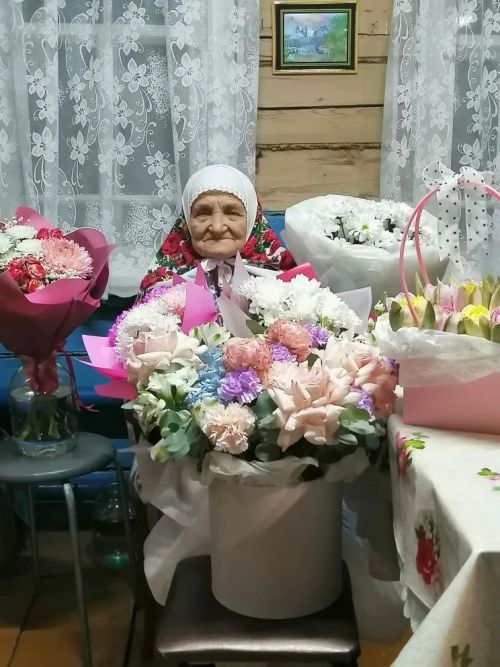 Главный врач Буинской центральной районной больницы поздравил фельдшера-пенсионера с юбилеем (+фото)