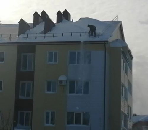 В Буинске управляющая компания «Буа» привлекает альпинистов для очистки крыш многоэтажек от снега