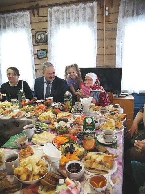 Главный врач Буинской центральной районной больницы поздравил фельдшера-пенсионера с юбилеем (+фото)