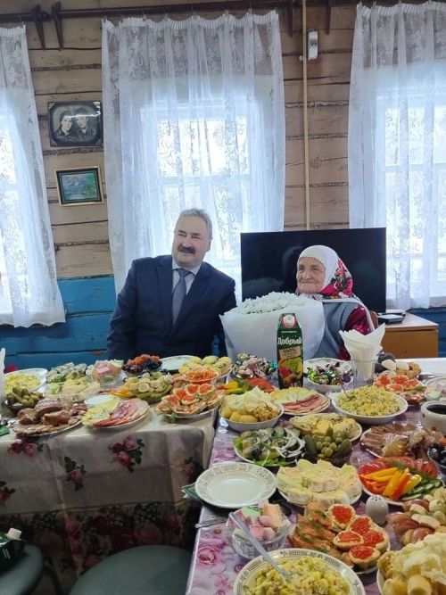 Главный врач Буинской центральной районной больницы поздравил фельдшера-пенсионера с юбилеем (+фото)