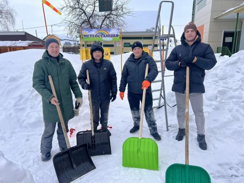 В Буинском районе отцы дошколят очистили от снега территорию детсада