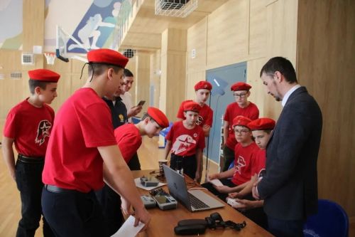Буинские школьники соревновались в управлении БПЛА и роботами