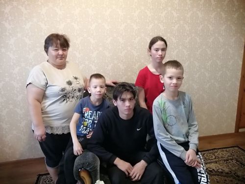 Абдульмановы из Буинска в своём доме приютили четверых братьев и сестер, и пожилую бабушку