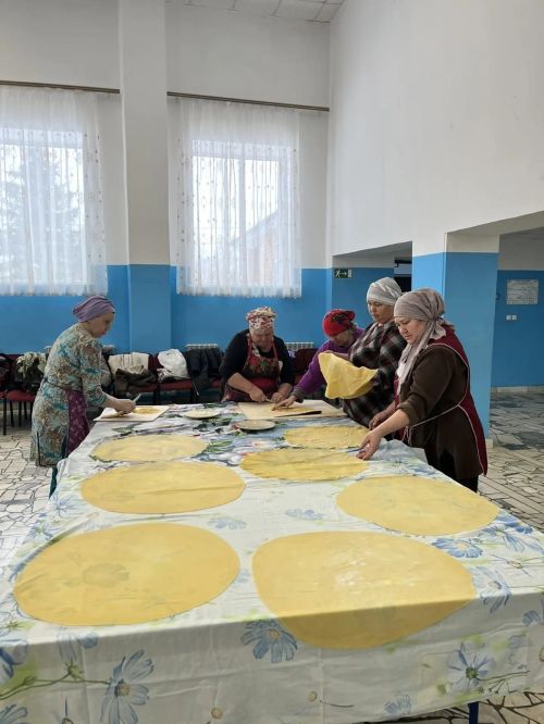 Женщины села Черки-Кильдуразы Буинского района нарезали лапшу для солдат