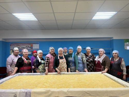 Женщины села Черки-Кильдуразы Буинского района нарезали лапшу для солдат
