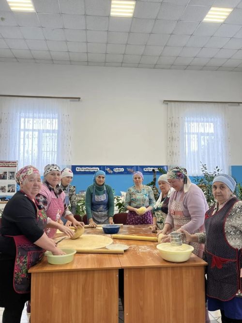 Женщины села Черки-Кильдуразы Буинского района нарезали лапшу для солдат