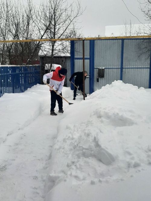 В Буинске члены “Форпост” и “Движения Первых” очистили от снега придомовую территорию ветерана ВОВ