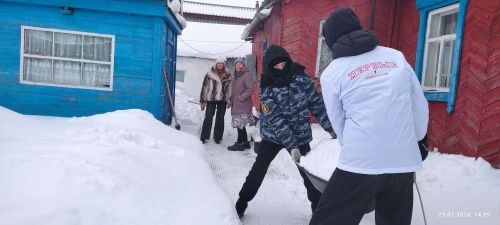 В Буинске члены “Форпост” и “Движения Первых” очистили от снега придомовую территорию ветерана ВОВ