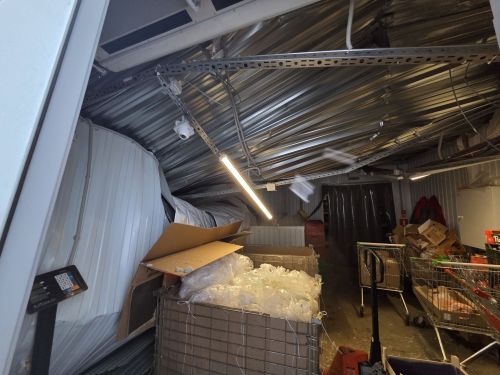 В Буинске под тяжестью снега обрушилась крыша магазина. Пострадала женщина