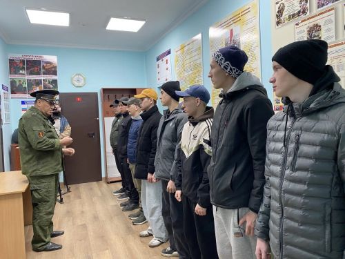 Сегодня первая группа новобранцев из Буинска отправилась на службу в армию (фоторепортаж)