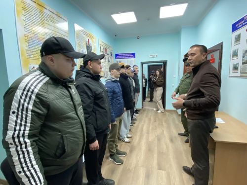 Сегодня первая группа новобранцев из Буинска отправилась на службу в армию (фоторепортаж)
