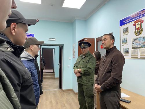Сегодня первая группа новобранцев из Буинска отправилась на службу в армию (фоторепортаж)