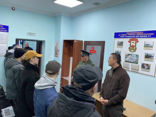 Сегодня первая группа новобранцев из Буинска отправилась на службу в армию (фоторепортаж)