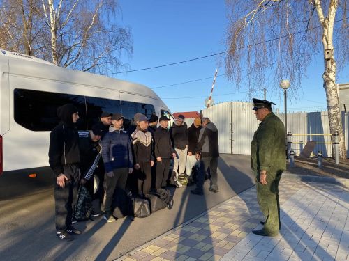 Сегодня первая группа новобранцев из Буинска отправилась на службу в армию (фоторепортаж)