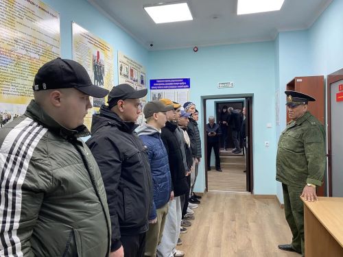 Сегодня первая группа новобранцев из Буинска отправилась на службу в армию (фоторепортаж)