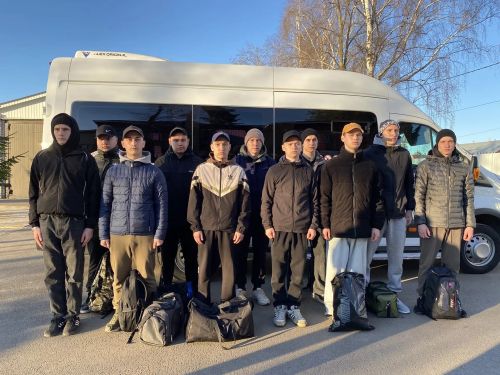 Сегодня первая группа новобранцев из Буинска отправилась на службу в армию (фоторепортаж)